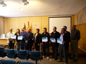 Lourdes Cardona i Guillermo Remon amb els responsables d'Asepeyo i els guardonats. Foto: CAEB.