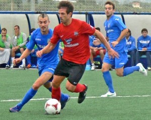 Maikel conduce el balón durante un partido de esta temporada del Formentera.