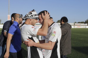 Maline, con una bufanda en la cabeza, celebra su tercer título con la camiseta de la Peña. Foto: Fútbol Pitiuso