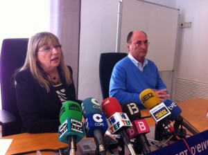 Marienna Sánchez-Jáuregui, flanqueada por el primer teniente de alcalde y concejal de Hacienda, Juan Daura.  Foto: D. V.