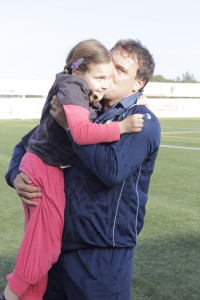 Mario Ormaechea celebra la victoria y el título con una de sus dos hijas. Foto: Fútbol Pitiuso