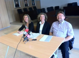 Vicent Torres, en una rueda de prensa junto a la alcaldesa Neus Marí, y a la consellera Carmen Ferrer. 