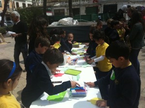 Niños de la Consolación en plena "gincana"  por El Día de la Tierra 