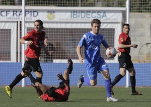 Pepe controla un balón en el partido entre Isleño y Formentera en Can Misses. Foto: Fútbol Pitiuso