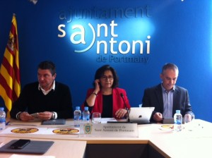 La alcaldesa de Sant Antoni, Pepita Gutiérrez, flanqueada por dos ediles, en un momento del pleno. Foto: D. V.