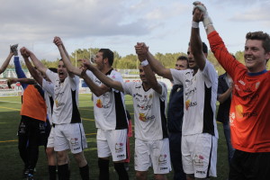 Los jugadores de la Peña celebran el título con la grada. Fútbol Pitiuso