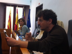 El regidor de PSOE-Pacte, Enrique Sánchez, durante su intervención. Fotos: D.V.