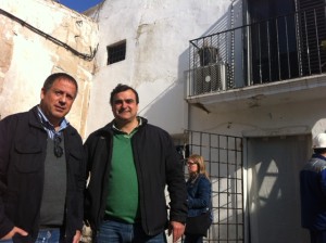 Valentí Campá y Joan Carles Torelló posan frente su antigua propiedad, el número 22 de la calle Retir. Foto: D.V.