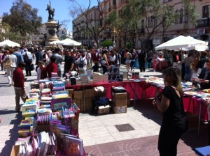 Imatge del passeig de Vara de Rey durant la jornada de Sant Jordi. Fotos: D.V.