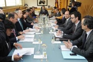 Un instante de la reunión de esta mañana en Menorca. Foto: menorcaaldia.com