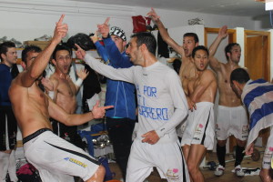 Los jugadores de la Peña celebran el título en el vestuario. Foto: Fútbol Pitiuso