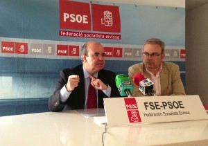 Gaspar Zarrías durant la roda de premsa, acompanyat de Vicent Torres. Foto: FSE-PSOE.