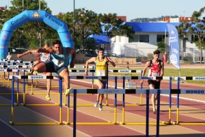 Víctor Orduña, el primero a la izquierda, fue el vencedor en la carrera de los 110 metros vallas.