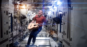 El astronauta Chris Hadfield, en un momento de su sentida versión de 'Space Oddity' de David Bowie. 