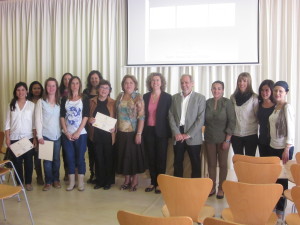 En la imagen, todos los alumnos diplomados, junto con la alcaldesa de Sant Josep, la concejala de Bienestar Social y el director insular del SOIB.