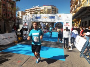 Varios participantes a su llegada a la línea de meta en el Paseo Vara de Rey.