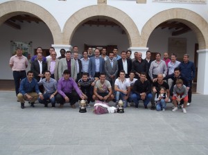 Plantilla, cuerpo técnico y directiva de la Peña, en la recepción en el Ayuntamiento de Santa Eulària.