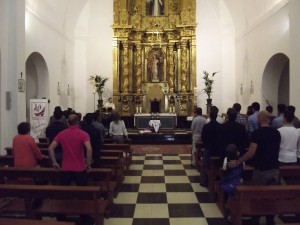 Los integrantes de la Peña escuchan al párroco durante el acto de la ofrenda a la Patrona.