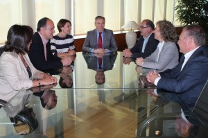 Moment de la reunió de la presidenta del parlament balear, Margalida Duran, amb el president del Consell d'Eivissa i amb els alcaldes. Foto: Consell Insular d'Eivissa.