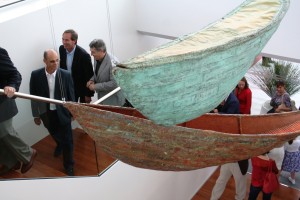 En la entrada del edificio destaca las esculturas de cobre en forma de barcos de Raquel Cohen.