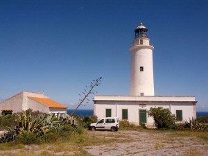 La formación ha destacado, además, que el faro de la Mola, construido en 1861, “merece ser conservado y visitado, así como dar servicio a residentes y turistas". Foto: V. R.