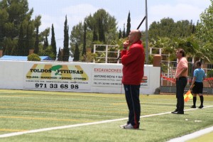 Sebastián Jurado observa desde la banda las evoluciones del partido ante la Peña.