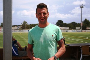 Guillermo Vallori posa en el campo municipal de Santa Eulària tras el partido de la Peña ante La Hoya Lorca.