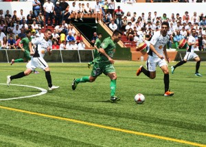 Nico intenta irse de dos defensas de la Peña Deportiva durante el encuentro de Santa Eulària.