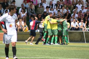 Los jugadores del 'brócoli mecánico' celebran el segundo gol ante la decepción de Piquero.