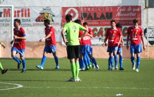 Los jugadores del Portmany celebran el gol ante la decepción de Labi.