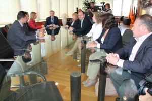 Reunió de la consellera Núria Riera amb el president del Consell d'Eivissa, Vicent Serra, els alcaldes de l'illa. Foto: Consell Insular d'Eivissa.