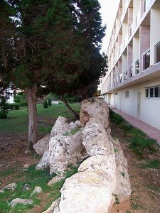 Restes de l'aqüeducte romà tocant a l'hotel Melià. Foto: Wikipedia.