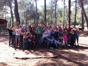 En la fotografía, los participantes en la torrada benéfica. 