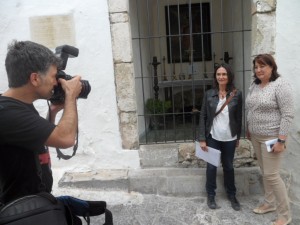 L'arqueològica municipal, Rosa Gurrea, i la regidora de Cultura, Lina Sansano, posen per a un fotògraf davant de la capella. Foto: Ajuntament d'Eivissa.