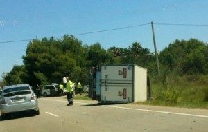 Imagen del camión volcado en la carretera de ses Salines