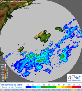 En el mapa de precipitaciones podemos ver cómo a las 8h de la mañana cubrían por completo la isla de Formentera.  Fuente: Aemet