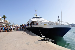 Un barco de línea regular entre Eivissa y Formentera.