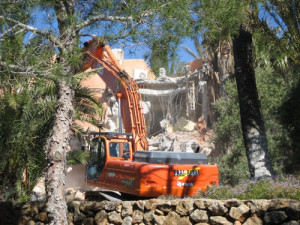 El tribunal ordenó la demolición de la mansión de Michael Cretú en 2001 pero la construcción no se derribó hasta 2009 y el juicio se ha celebrado en 2013. Foto: gengob.org