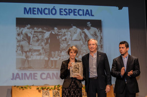 La hija de Canales recibe el premio concedido a su padre a título póstumo. Foto: Sergio G. Cañizares