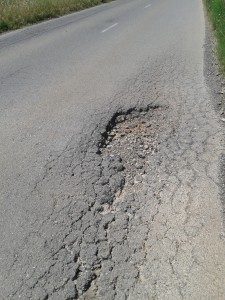 Una fotografia remitida des del PSOE de Sant Joan, que mostra l'estat de l'asfalt a la carretera de Sant Llorenç a Sant Carles. 