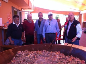 El presidente del PP de Santa Eulària, acompañado de otros cuatro militantes y de una gigantesca paella. Foto: PP Eivissa.