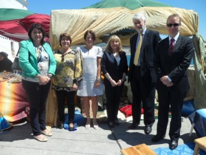 Sánchez-Jáuregui, Paxman, Gwatkin, Hodges y Cardona, al lado de un puesto de comida árabe situado junto a la Plaça d'Espanya