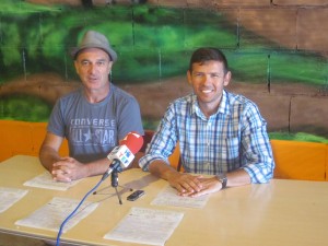 El animador cultural Guisante y el regidor de Juventud, Víctor Lozano, en la rueda de prensa. Foto: Ayuntamiento de Sant Josep.