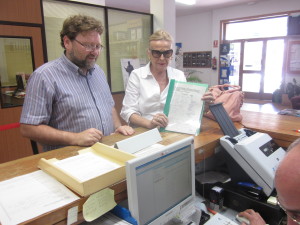 Elizabeth Fear entrega las firmas en el registro de entrada del Ayunamiento junto al concejal Vicent Torres