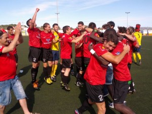 Los jugadores del Formentera celebran por todo lo alto la consecución de una plaza para el play-off. Fotos: V. R.