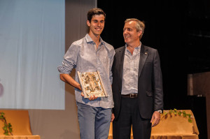 Marc Tur recibe el premio de manos del presidente del Consell Insular, Vicent Serra. Foto: Sergio G. Cañizares