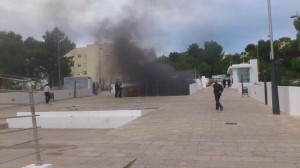 Imagen de la humareda que salía del aparcamiento. Foto: Twitter Juanjo Cardona