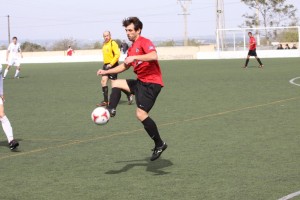 Maikel, autor del quinto tanto del Formentera, controla un balón en un partido de Liga. Foto: Fútbol Balear