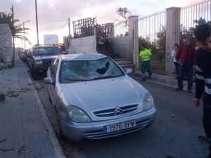 En la imagen, uno de los coches afectados en primer plano y al fondo un camión transportando las aspas del molino. Foto: V. R. 