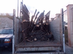 Un camión retira las aspas del molino des Porxet caídas sobre los coches como consecuencia de un temporal. 